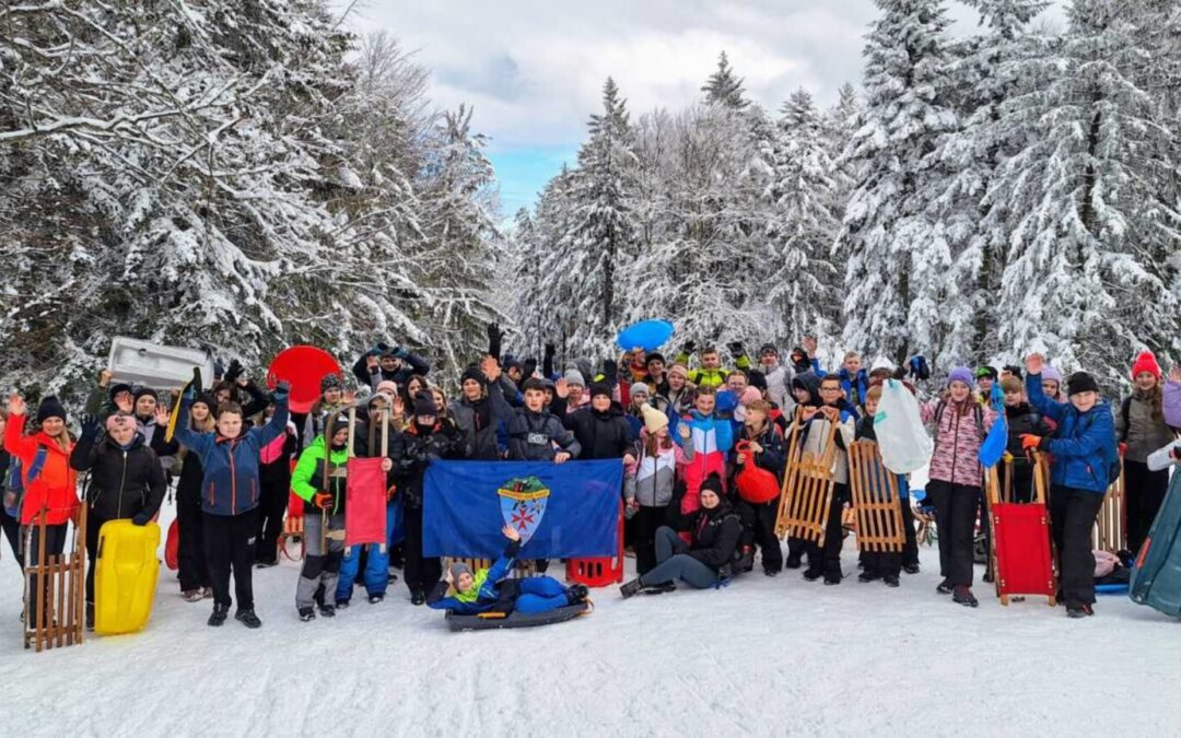 Mladi planinari na sanjkanju u Arehu          